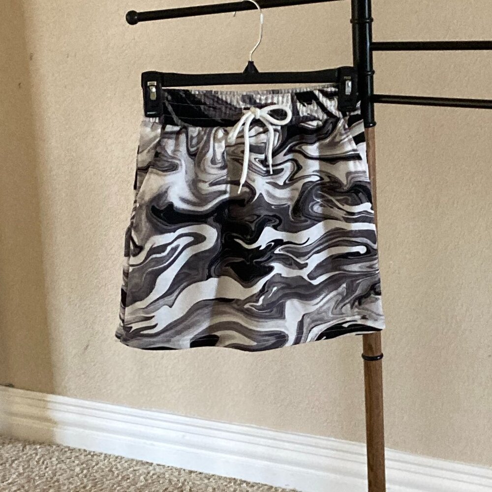 Black/white skirt